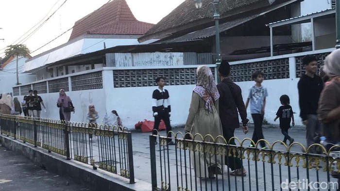 Lokasi mangkal pengemis tipu-tipu lumpuh di pedestrian Jalan Sarkem Jogja, Senin (10/7/2023).