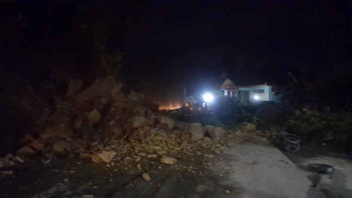 Longsor di jalan menuju Pantai Batu Hiu Pangandaran.