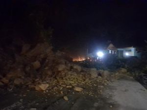 Longsor Tutup Jalur Menuju Pantai Batu Hiu Pangandaran