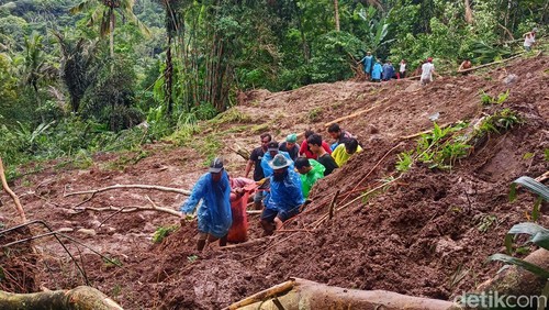 Warga dan tim SAR gabungan mengevakuasi jenazah I Ketut Tunas, korban yang tertimbun longsor di Banjar Dinas Ngis Kaler, Desa Tribuana, Kecamatan Abang, Kabupaten Karangasem, Bali, Jumat (7/7/2023).
