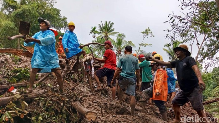 Tim SAR gabungan bersama warga saat melakukan pencarian terhadap korban yang tertimbun longsor di Banjar Dinas Ngis Kaler, Desa Tribuana, Kecamatan Abang, Kabupaten Karangasem, Bali, Jumat (7/7/2023)