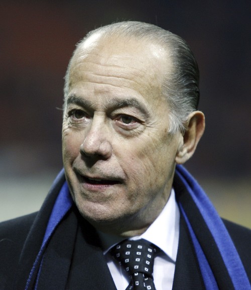 FILE - Inter Milans former player Luis Suarez of Spain prior the start of the Uefa Champions League first knockout round, second leg soccer match against Ajax at the San Siro stadium in Milan, Italy, Tuesday, March 14, 2006. Luis Suárez Miramontes, the so-called Golden Galician who is the only Spanish man to win soccers most prestigious individual award, the Ballon dOr, has died, according to former club Inter Milan. He was 88. (AP Photo/Luca Bruno, File)