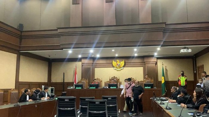 Lukas Enembe hadiri sidang di PN Tipikor Jakpus pada Senin (10/7/2023)/(Mulia-detikcom)