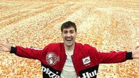 Sebagai negara asalnya, Italia memecahkan rekor untuk pizza terbesar di dunia. Menurut catatan buku rekor dunia diameter pizza ini mencapai 40 meter dan seberat seekor mammoth!