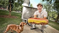 Hot dog dengan ukuran 3,18 kilogram ini benar-benar pernah dijual, lho! Menu bernama Big Hot Dog ini memiliki ukuran 40 kali lebih besar dari hot dog biasa. Foto: Guinness Book of World Record