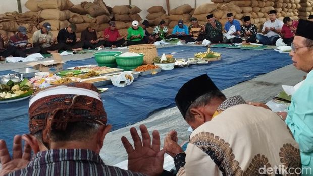 Manten kopi di Blitar yang dilengkapi dengan kembar mayang.