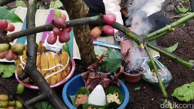 Manten kopi di Blitar yang dilengkapi dengan kembar mayang.