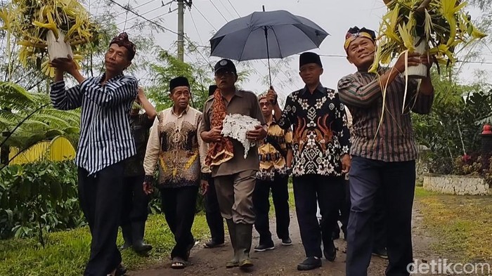 Manten kopi di Blitar yang dilengkapi dengan kembar mayang.