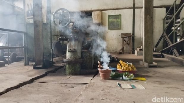 Manten kopi di Blitar yang dilengkapi dengan kembar mayang.