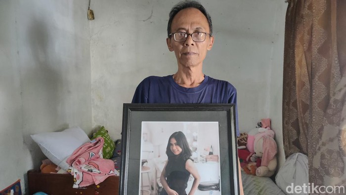 Martinus Dwi Iswanto, paman korban menunjukan foto Noven ketika masih hidup.