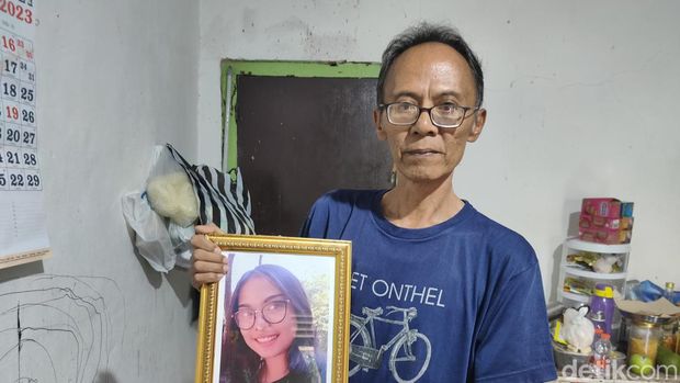 Martinus Dwi Iswanto, paman korban menunjukan foto Noven ketika masih hidup.