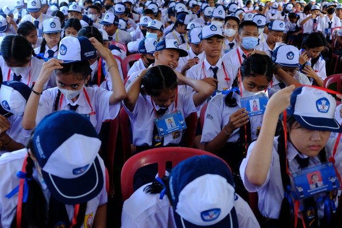Peserta didik baru memasang atribut saat mengikuti Masa Pengenalan Lingkungan Sekolah (MPLS) tahun ajaran 2023/2024 di SMP Negeri 14 Denpasar, Bali, Senin (10/7/2023). Kegiatan tersebut untuk mengenali potensi diri siswa baru, membantu beradaptasi dengan lingkungan sekolah, menumbuhkan motivasi semangat belajar serta mengembangkan interaksi dan perilaku positif. ANTARA FOTO/Nyoman Hendra Wibowo/tom.