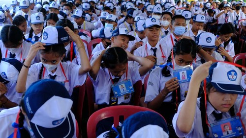 Peserta didik baru memasang atribut saat mengikuti Masa Pengenalan Lingkungan Sekolah (MPLS) tahun ajaran 2023/2024 di SMP Negeri 14 Denpasar, Bali, Senin (10/7/2023). Kegiatan tersebut untuk mengenali potensi diri siswa baru, membantu beradaptasi dengan lingkungan sekolah, menumbuhkan motivasi semangat belajar serta mengembangkan interaksi dan perilaku positif. ANTARA FOTO/Nyoman Hendra Wibowo/tom.