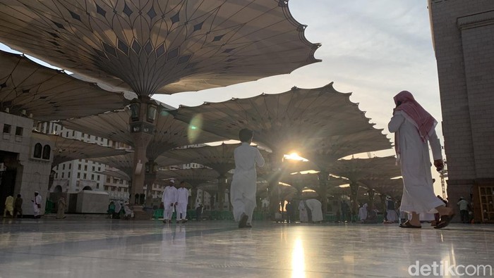 Jemaah haji Maktour melaksanakan salat Arbain di Masjid Nabawi