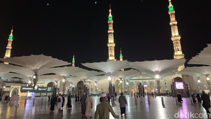 Jemaah haji Maktour melaksanakan salat Arbain di Masjid Nabawi