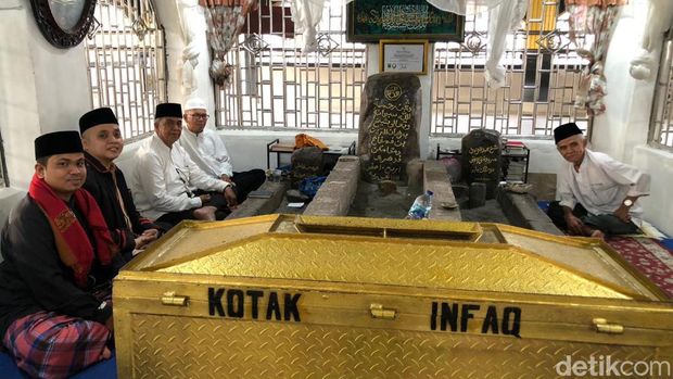 Masyarakat tarekat Syattariyah tampak duduk usai memanjatkan doa di depan makan Syekh Burhanuddin di Ulakan, Padang Pariaman Sumbar. ( M Afdal Afrianto/detikSumut)