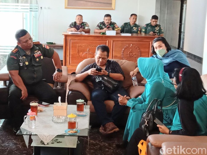 Mediasi para korban dengan istri TNI yang diduga melakukan penipuan bermodus investasi di Kodim 0709 Kebumen, Senin (10/7/2023) sore.