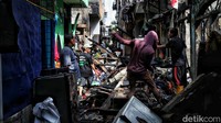 Pantauan detikcom di Gang Trikora, Duri Utara, Tambora, Jakarta Barat, pada Senin (10/7/2023) terlihat puing-puing rumah sisa kebakaran tampak masih memenuhi lokasi. 
