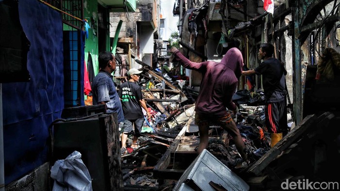 Melihat Lokasi Kebakaran di Gang Sempit Tambora Kebakaran yang menghanguskan puluhan rumah terjadi di Tambora, Jakarta, pada Sabtu (8/7) lalu. Lokasi kebakaran yang berada di gang sempit.