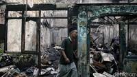 Kondisi rumah warga luluh lantak. Terlihat atap yang hangus terbakar hingga tembok rumah yang runtuh. 