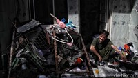 Beberapa warga mulai kembali ke rumah untuk mengecek kondisinya. 