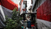 Akses ke lokasi kebakaran pada gang tersebut sangatlah sempit dan hanya bisa dilalui sepeda motor. 