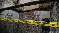 Garis polisi masih terpasang di lokasi.