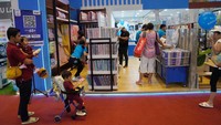 Pengunjung melihat perlengkapan rumah tangga di booth Hall B3 pada Pekan Raya Jakarta (PRJ) 2023 di JIEXPO Kemayoran, Jakarta.  