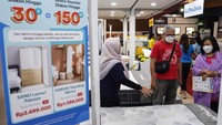 Suasana booth dengan menawarkan peralatan dan perlengkapan rumah tangga, jasa desain interior dan konstruksi di Pekan Raya Jakarta (PRJ) 2023 di JIEXPO Kemayoran.  