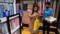 Pengunjung melakukan scan QR saat berbelanja di booth Hall B3 pada Pekan Raya Jakarta (PRJ) 2023 di JIEXPO Kemayoran, Jakarta. Blibli menyediakan fitur Click & Collect untuk pembelian perlengkapan rumah tangga dan peralatan elektronik yang bekerjasama dengan partner pembayaran tertentu.  