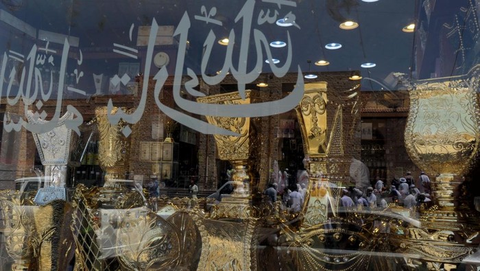 Umat Islam mengunjungi Masjid Ibnu Abbas di Thaif, Mekah, Arab Saudi, Minggu (9/7/2023). Masjid Ibnu Abbas merupakan salah satu peninggalan dari sejarah Islam di Kota Thaif yang dibangun pada 592 H. ANTARA FOTO/Wahyu Putro A/tom.