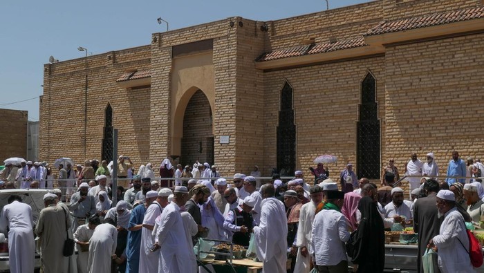 Umat Islam mengunjungi Masjid Ibnu Abbas di Thaif, Mekah, Arab Saudi, Minggu (9/7/2023). Masjid Ibnu Abbas merupakan salah satu peninggalan dari sejarah Islam di Kota Thaif yang dibangun pada 592 H. ANTARA FOTO/Wahyu Putro A/tom.