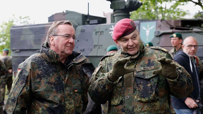 German Defence Minister Boris Pistorius, flanked by German Lieutenant General and Chief of the German Army Alfons Mais, visits a training site of German army Bundeswehr in Hammelburg, Germany May 16, 2023. REUTERS/Heiko Becker/File Photo