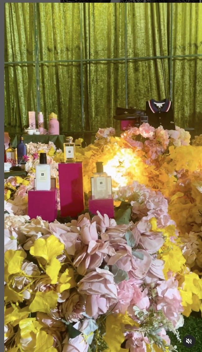 Dalam foto dan video yang diunggah Hotman Paris Hutapea terlihat, acara sangjit ini digelar di The Mulia, Nusa Dua, Bali. Barang-barang seserahan dipajang dengan dekorasi bunga warna-warni. Foto: Dok. Instagram Hotman Paris