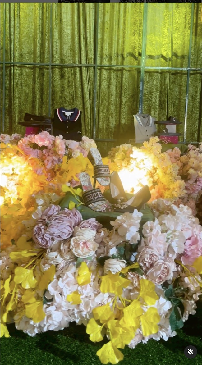 Dalam prosesi sangjit ini pihak wanita yaitu Chen Giovani juga memberikan seserahan balasan untuk anak Hotman Paris Hutapea. Sederet kaus dan sepatu dari brand high end menjadi seserahannya. Foto: Dok. Instagram Hotman Paris