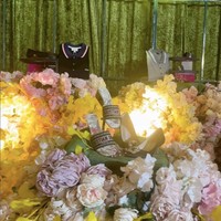 Dalam prosesi sangjit ini pihak wanita yaitu Chen Giovani juga memberikan seserahan balasan untuk anak Hotman Paris Hutapea. Sederet kaus dan sepatu dari brand high end menjadi seserahannya. Foto: Dok. Instagram Hotman Paris