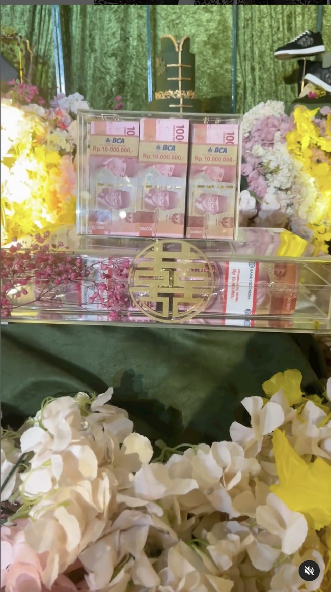 Dari banyak seserahan yang diberikan anak Hotman Paris Hutapea untuk calon istrinya, Chen Giovani adalah satu box uang seperti di foto ini. Tampak tumpukan uang pecahan Rp 100 ribu mengisi box tersebut dengan penuh. Foto: Dok. Instagram Hotman Paris