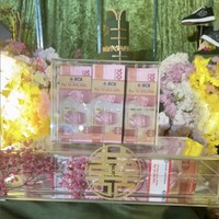 Dari banyak seserahan yang diberikan anak Hotman Paris Hutapea untuk calon istrinya, Chen Giovani adalah satu box uang seperti di foto ini. Tampak tumpukan uang pecahan Rp 100 ribu mengisi box tersebut dengan penuh. Foto: Dok. Instagram Hotman Paris