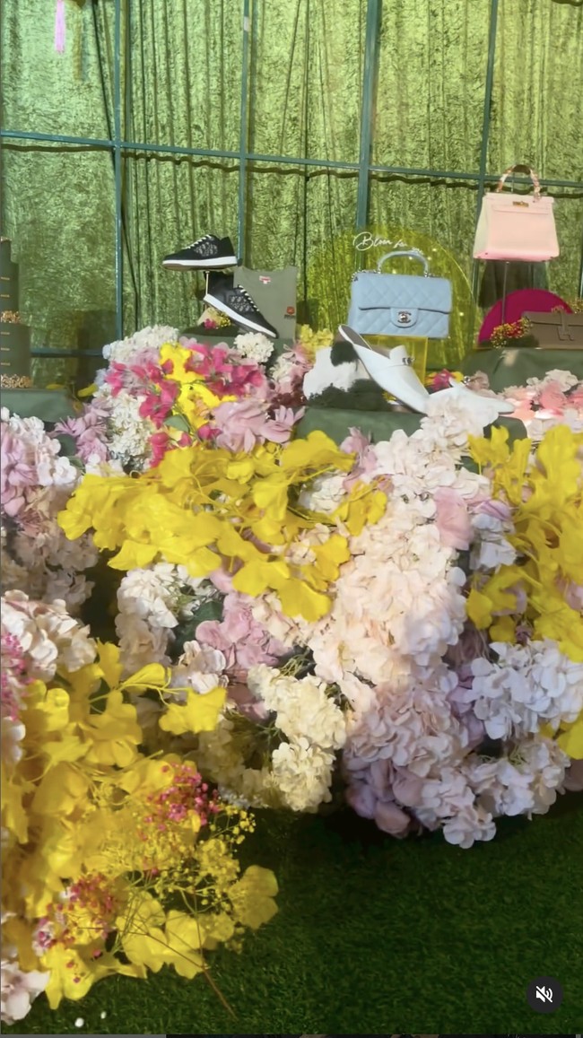 Selain satu box penuh uang, Fritz Hutapea juga memberikan sederet tas mewah dalam momen Sangjit itu. Dalam video yang diunggah terlihat sederet merek tas yang menjadi barang seserahan adalah Chanel, Hermes dan Christian Dior. Foto: Dok. Instagram Hotman Paris