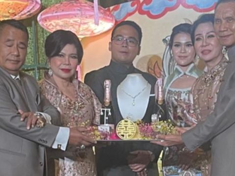 Momen Anak Hotman Paris Lamaran