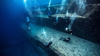 Monumen Yonaguni, Jepang. Monumen Yonaguni di Jepang berbeda dengan piramida lain di seluruh dunia karena berada di kedalaman laut. Terletak di selatan Kepulauan Ryukyu, Yonaguni menjadi destinasi menyelam populer karena selain keberadaan piramida, tempat ini ideal untuk mengamati hiu martil. Foto: Ancient Origins