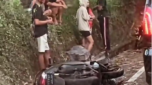 Motor yang digunakan oleh dua perempuan tergeletak setelah tertabrak bus di jalan Denpasar-Singaraja, Desa Sembung, Badung, Minggu (9/7/2023).