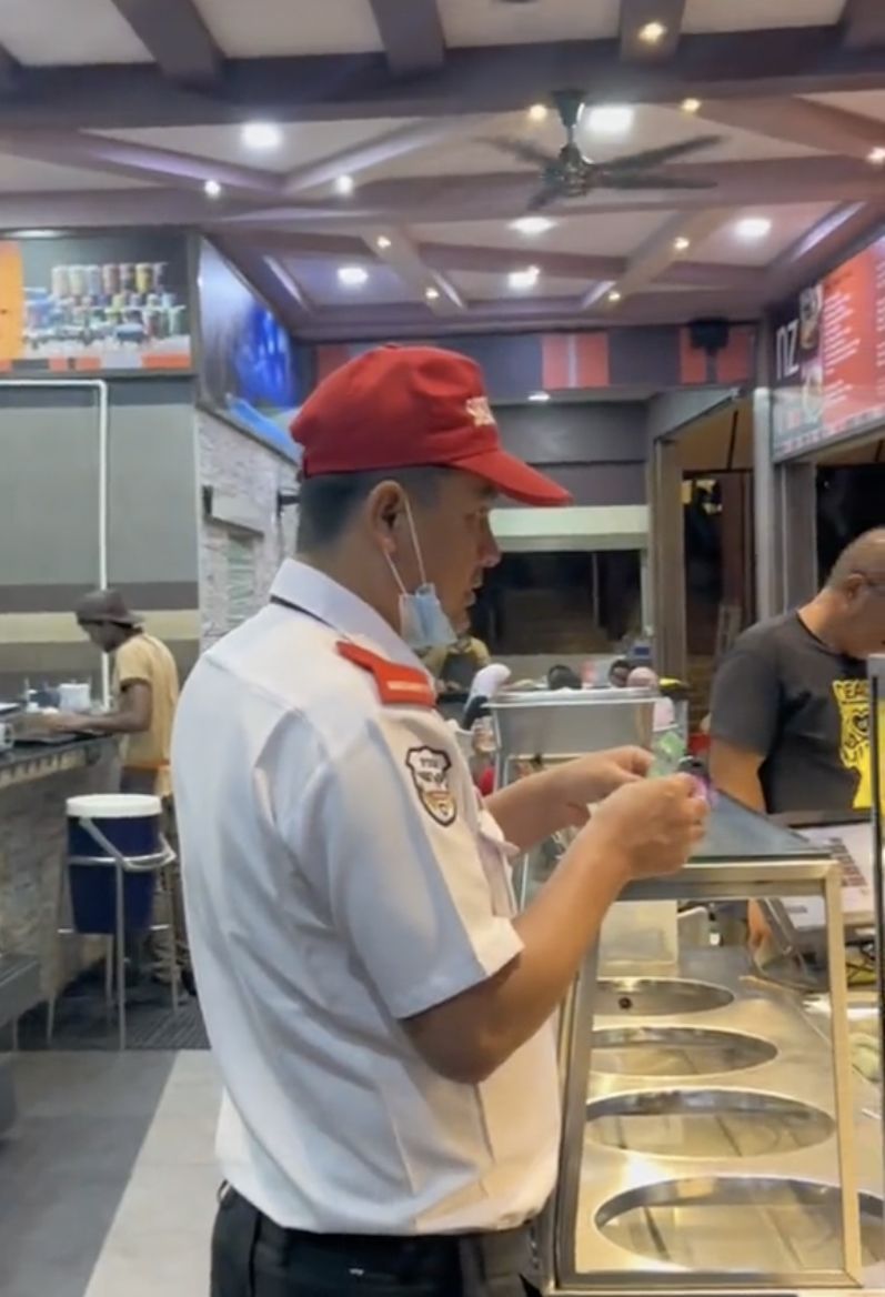 Mulia! TikToker Ini Traktir Makan Pengunjung yang Cuma Punya Rp 16 Ribu