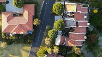 Tampak tanah yang retak membelah beberapa rumah.  