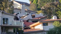 Pemandangan menunjukkan rumah-rumah yang rusak di Rolling Hills Estates, California, AS, 9 Juli 2023.  