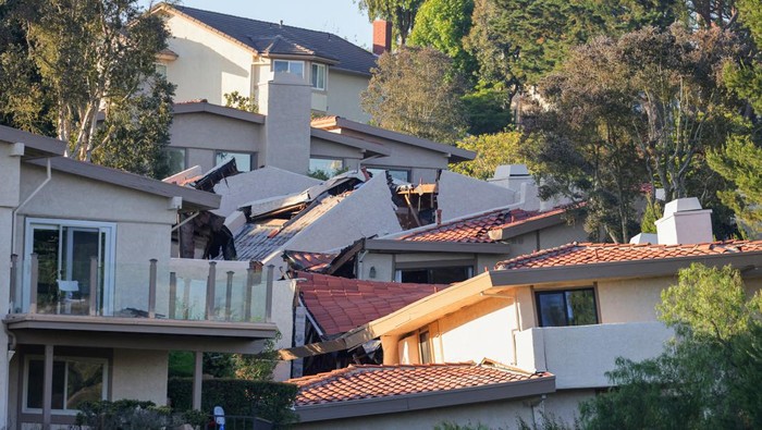 A view shows damaged houses, which were evacuated due to a growing fissure causing a landslide, in the Rolling Hills Estates, California, U.S. July 9, 2023. REUTERS/David Swanson