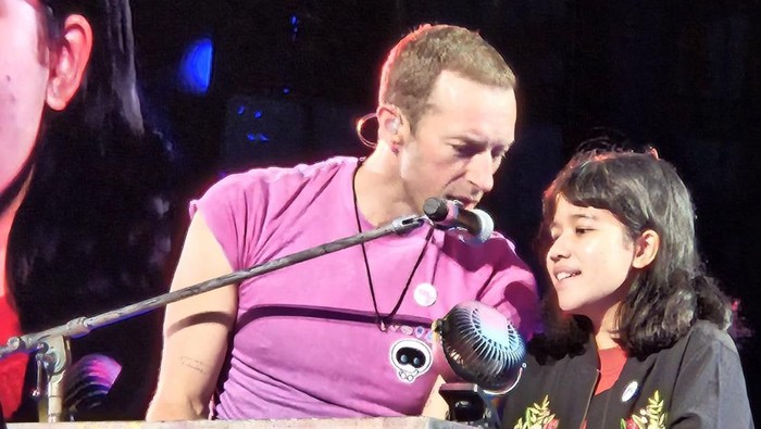 Nadya Permadi sepanggung dengan Coldplay.