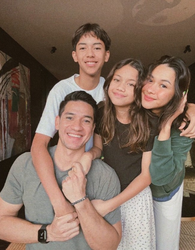 Tak jarang Nana Mirdad dan Andrew White memamerkan foto kemesraan mereka bersama keluarga kecilnya. Kini mereka telah dikaruniai sepasang anak perempuan dan laki-laki. Foto: Instagram @nanamirdad_