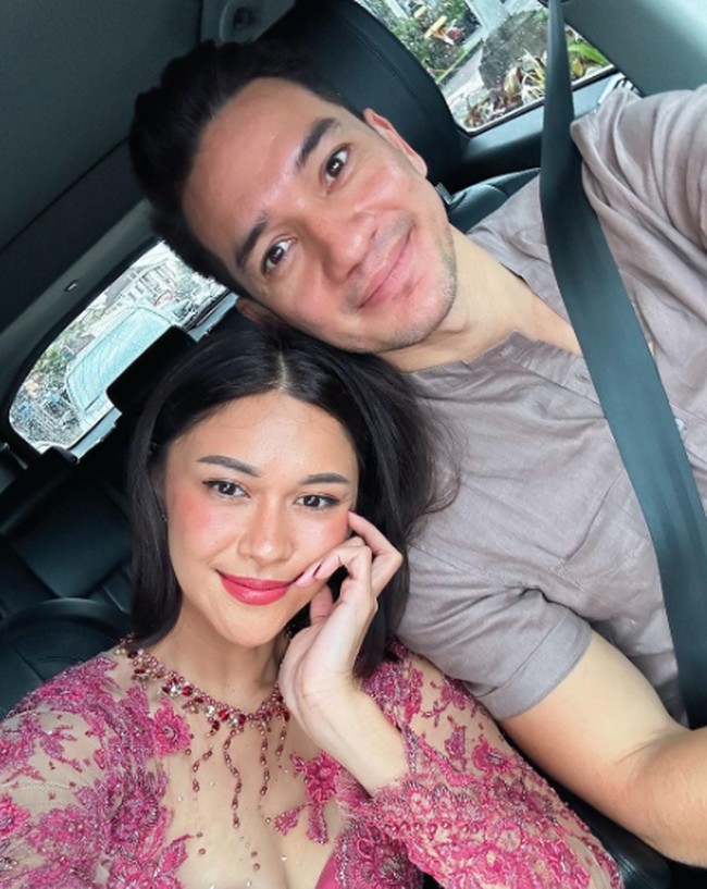 Banyak netizen yang memuji hubungan harmonis keduanya. “Couple goals banget ini mah ter paporit pisan, semoga hanya maut yang memisahkan. Aamiin,” tulis akun Instagram @rita
