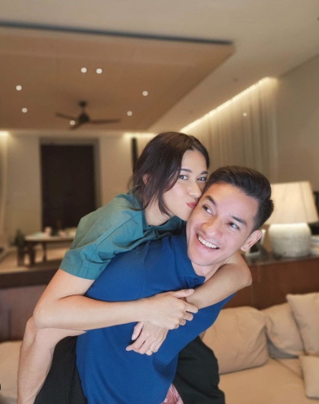 Tak hanya itu, beberapa netizen juga merasa takjub melihat kemesraan Nana Mirdad dan Andrew White sejak dulu hingga sekarang. “Pasangan gumiho tidak manusiawi dr aku smp masa ga tua2.. malah aku yang nampak tua,” tulis akun Instagram @fitri_**********. Foto: Instagram @nanamirdad_